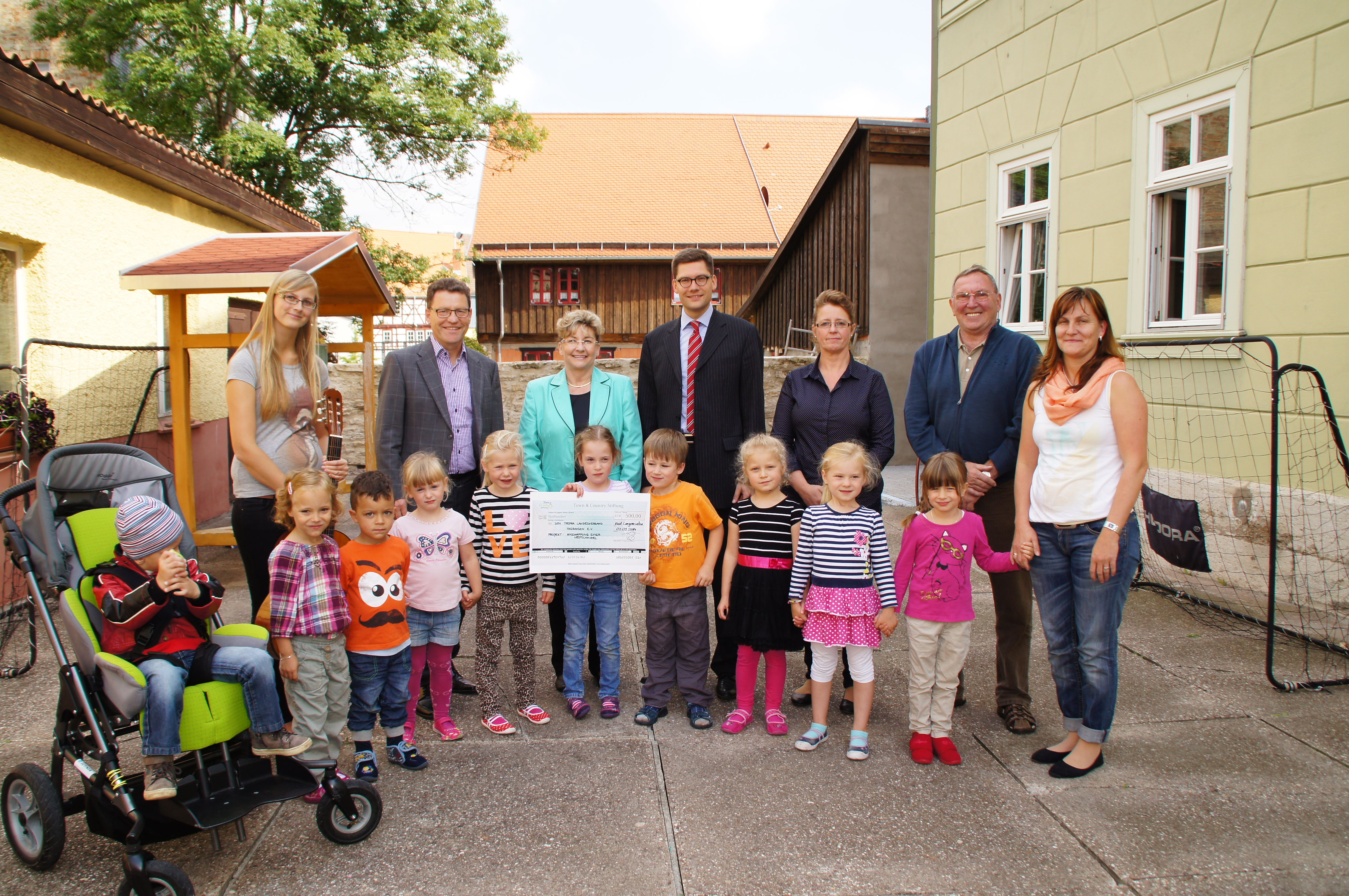 Town & Country Stiftung übergibt Scheck an integrative Kindertagesstätte „THEPRA“